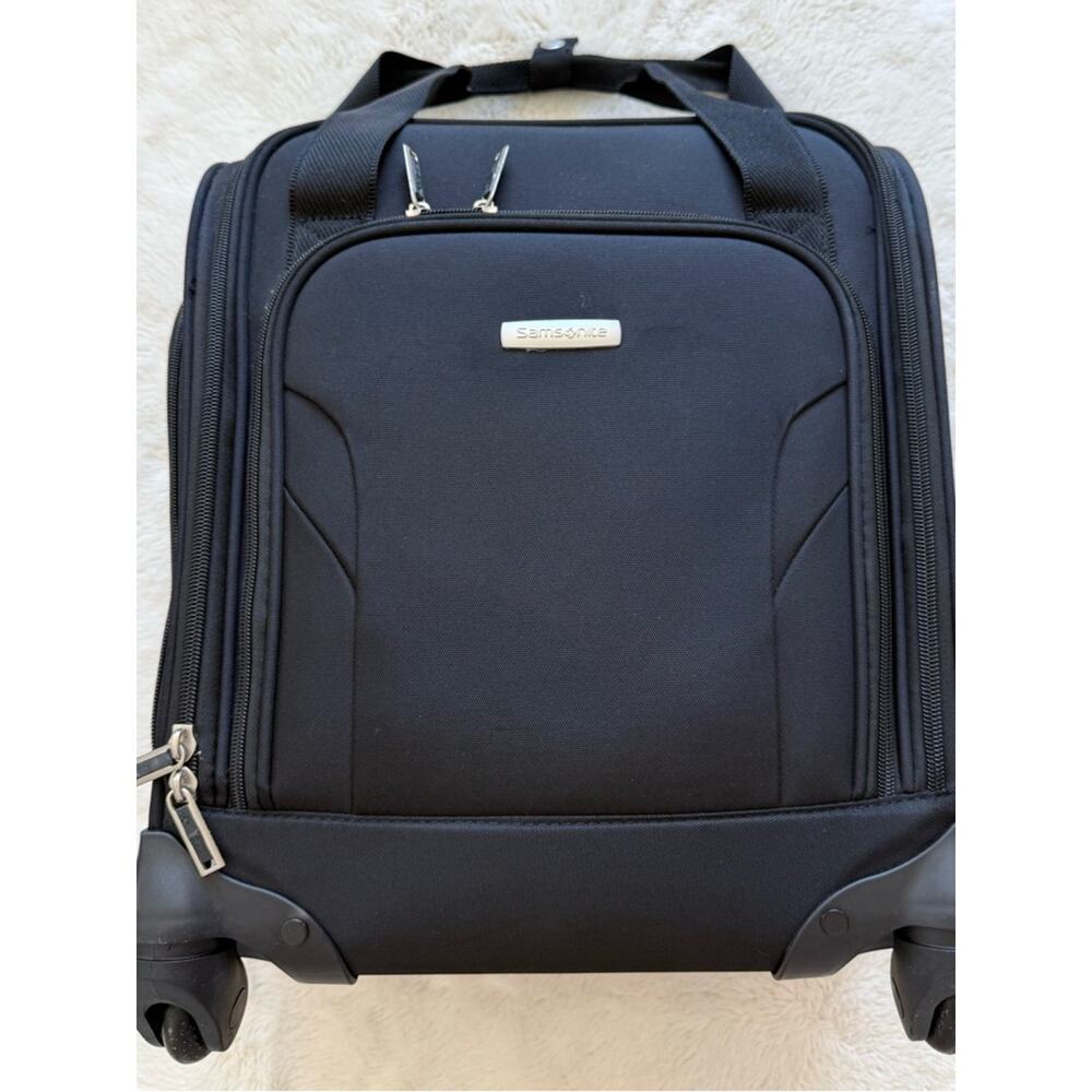 Samsonite spinner underseater Retail 112$